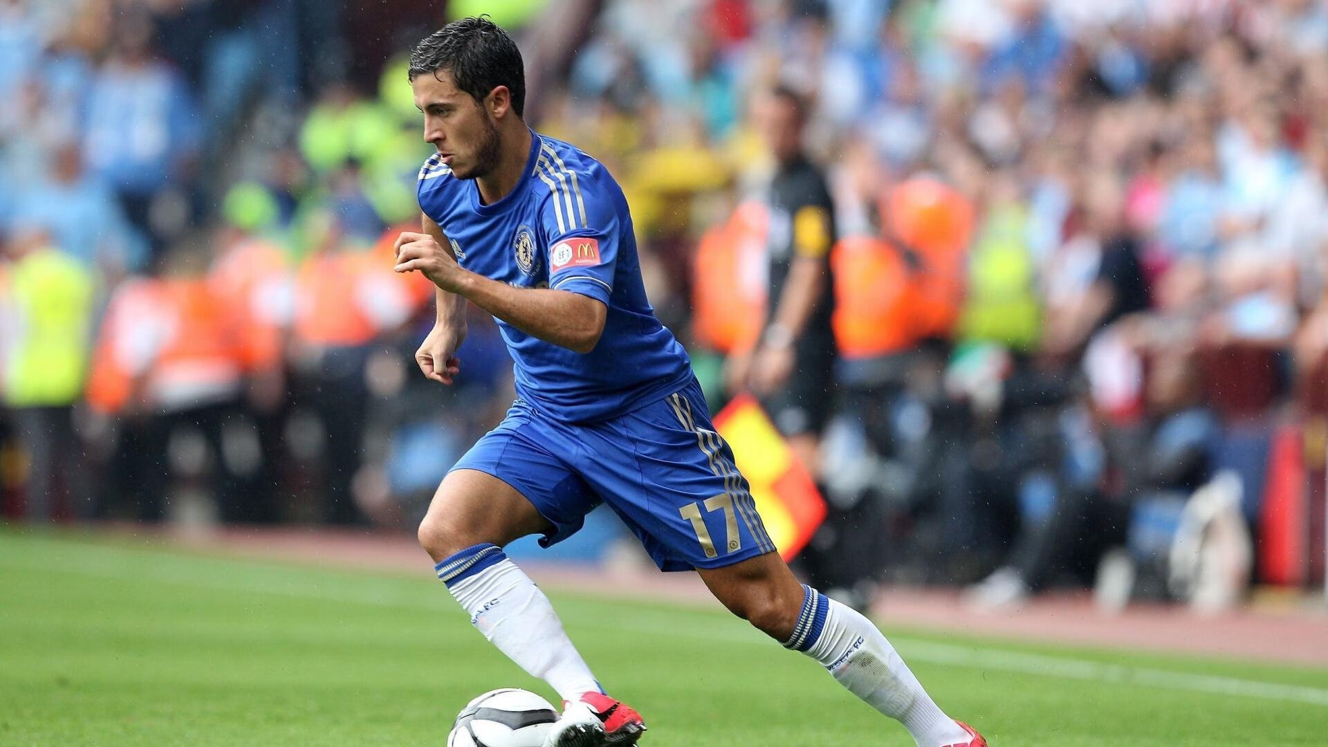 球迷横幅抗议裁判判罚，赛会回应承诺调查，球员骂裁判